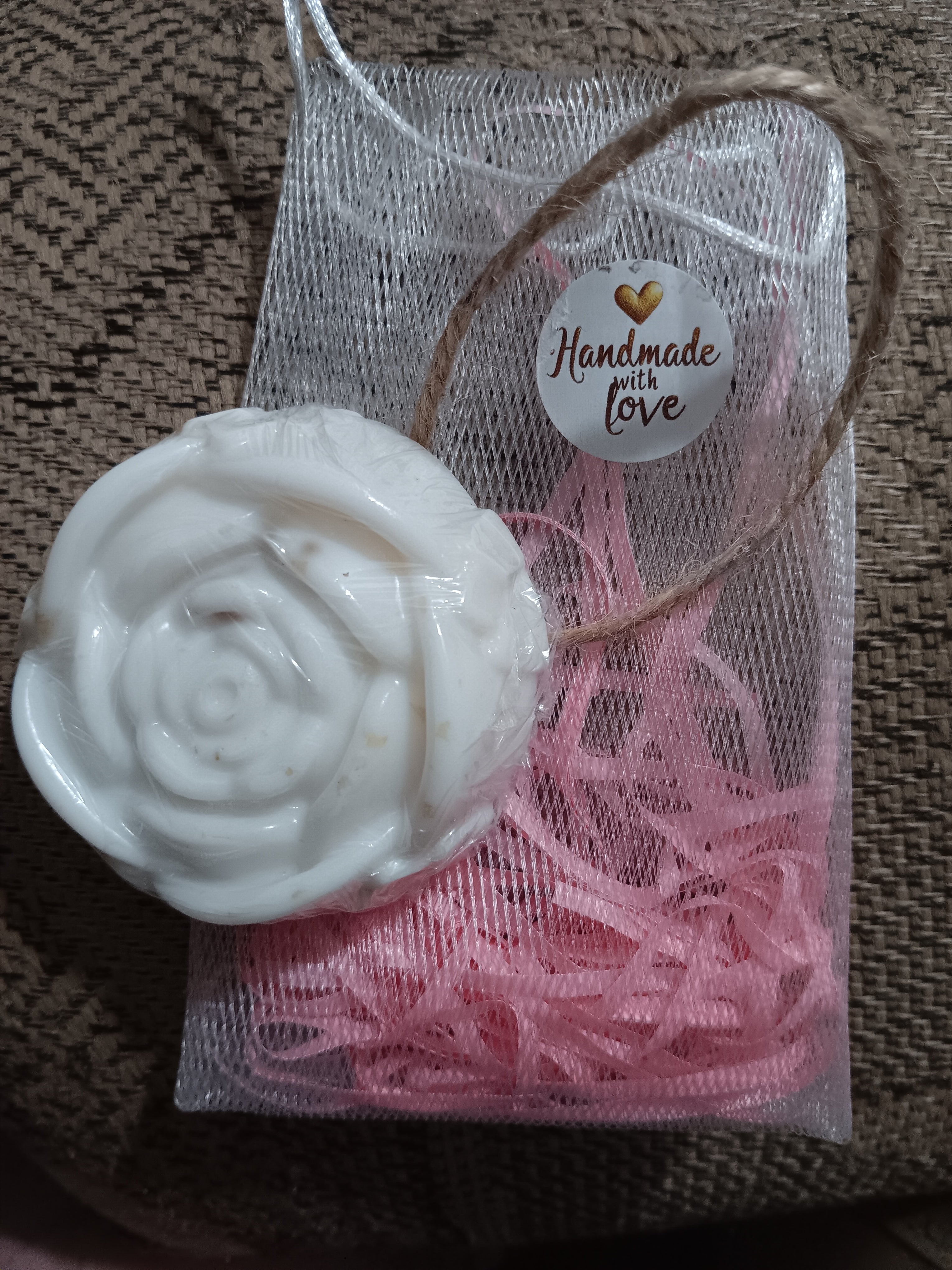 Oatmeal & Coconut Rose, with integrated loofah