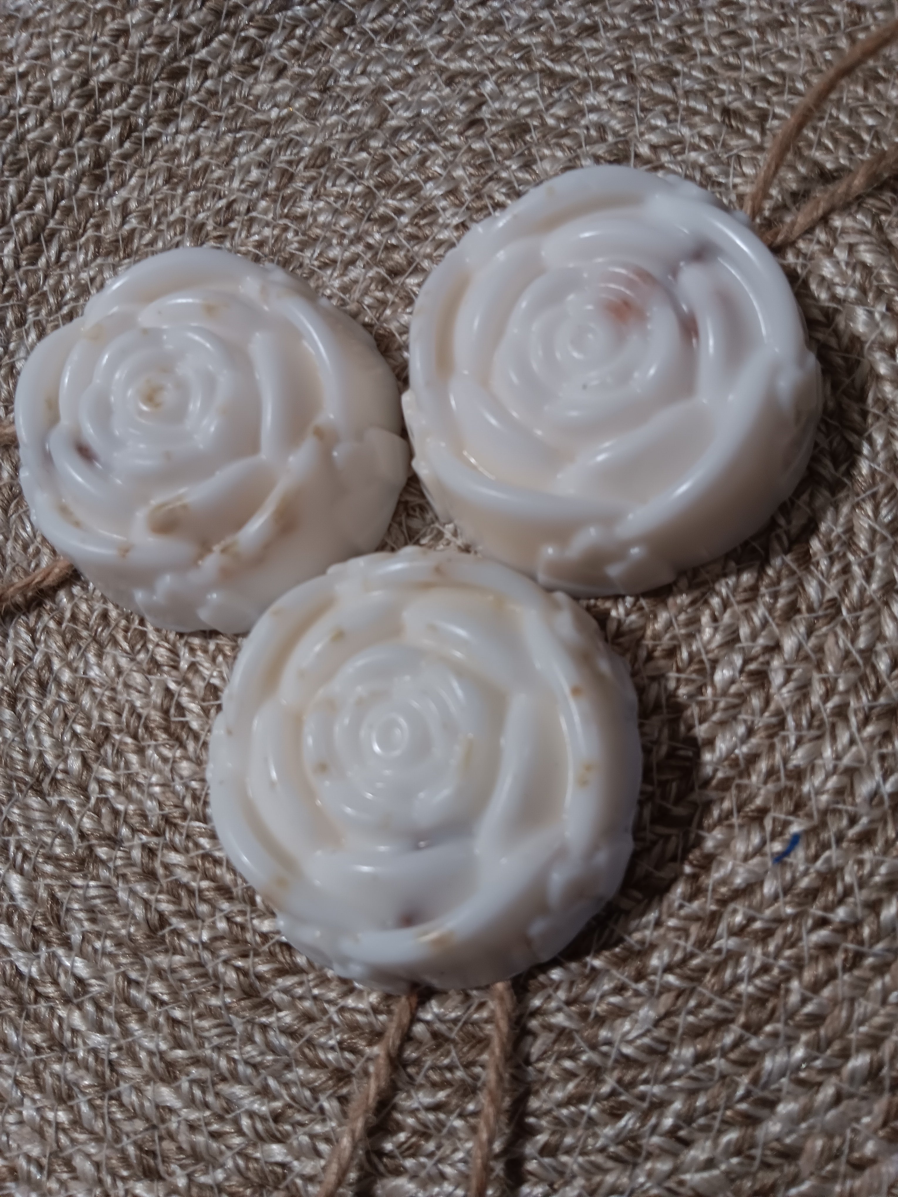 Oatmeal & Coconut Rose, with integrated loofah